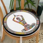 - RealHomes Yuvarlak Fermuarlı Minder - Realhomes  Siyah Zeminde Yoga Motifli Yuvarlak Fermuarlı Sandalye Minderi Realhomes