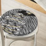 - RealHomes Yuvarlak Fermuarlı Minder - Realhomes  Siyah Ve Karamel Zeminde Zenci Kadın Dijital Baskılı Yuvarlak Fermuarlı Sandalye Minderi Realhomes