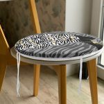 - RealHomes Yuvarlak Fermuarlı Minder - Realhomes  Siyah Ve Karamel Zeminde Zenci Kadın Dijital Baskılı Yuvarlak Fermuarlı Sandalye Minderi Realhomes