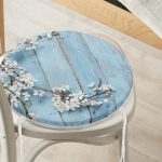 - RealHomes Yuvarlak Fermuarlı Minder - Realhomes  Mavi Ahşap Zeminli Bahar Motifli Yuvarlak Fermuarlı Sandalye Minderi Realhomes