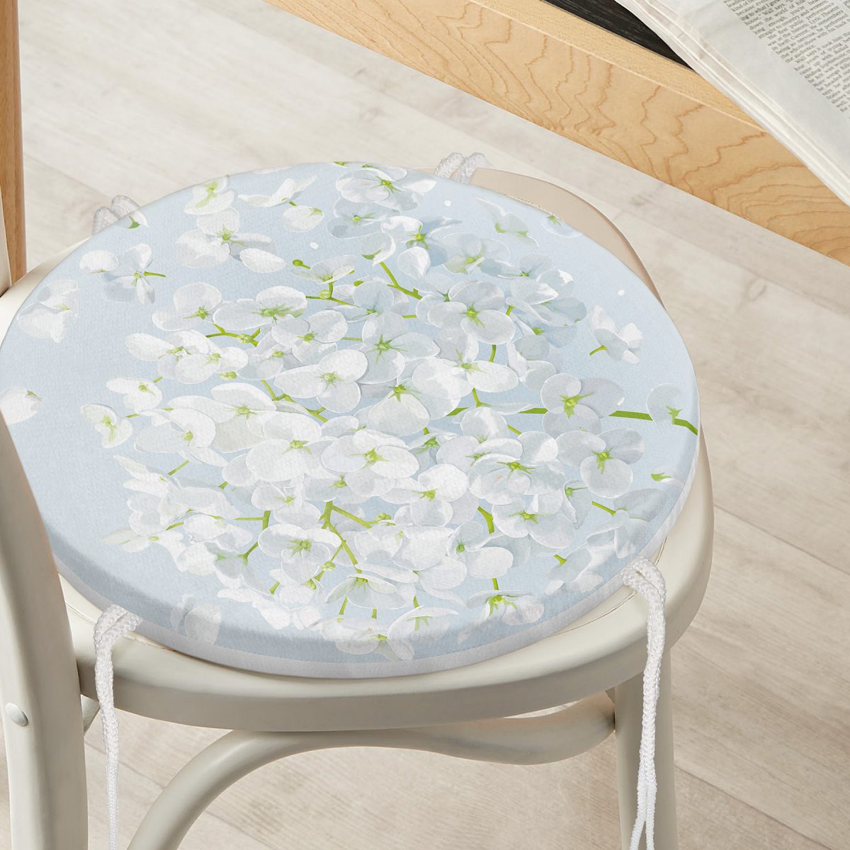 Mavi Zeminde Beyaz Ortanca Çiçeği Dijital Baskılı Yuvarlak Fermuarlı Sandalye Minderi Realhomes