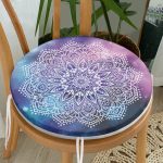 - RealHomes Yuvarlak Fermuarlı Minder - Realhomes Gökkuşağı Zemininde Beyaz Mandala Çizimli Yuvarlak Fermuarlı Sandalye Minderi Realhomes