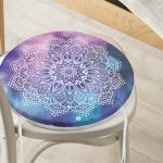 - RealHomes Yuvarlak Fermuarlı Minder - Realhomes Gökkuşağı Zemininde Beyaz Mandala Çizimli Yuvarlak Fermuarlı Sandalye Minderi Realhomes