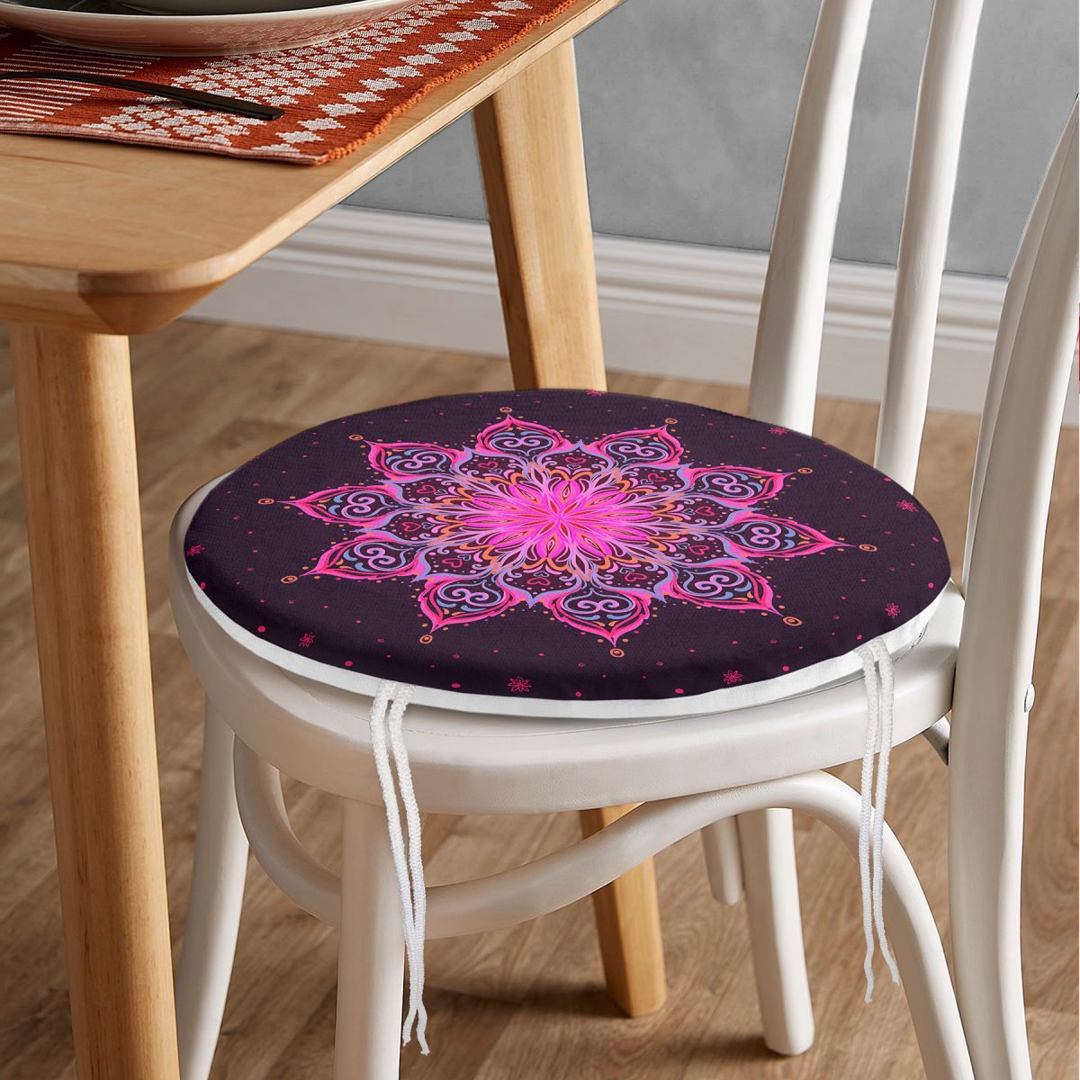 Siyah Zeminde Pembe Neon Mandala Desenli Yuvarlak Fermuarlı Sandalye Minderi Realhomes