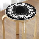 - RealHomes Yuvarlak Fermuarlı Minder - Realhomes Siyah Zeminde Kare Mandala Desenli Özel Tasarım Yuvarlak Fermuarlı Sandalye Minderi Realhomes