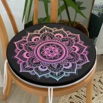 - RealHomes Yuvarlak Fermuarlı Minder - Realhomes  Siyah Zeminde Pembe Mavi Mandala Desenli Özel Tasarım Yuvarlak Fermuarlı Sandalye Minderi Realhomes