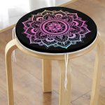 - RealHomes Yuvarlak Fermuarlı Minder - Realhomes  Siyah Zeminde Pembe Mavi Mandala Desenli Özel Tasarım Yuvarlak Fermuarlı Sandalye Minderi Realhomes