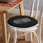 - RealHomes Yuvarlak Fermuarlı Minder - Realhomes Siyah Zeminde Beyaz Fatma Ana Eli Motifli Yuvarlak Fermuarlı Sandalye Minderi Realhomes