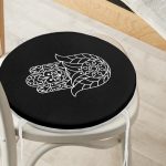 - RealHomes Yuvarlak Fermuarlı Minder - Realhomes Siyah Zeminde Beyaz Fatma Ana Eli Motifli Yuvarlak Fermuarlı Sandalye Minderi Realhomes