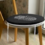 - RealHomes Yuvarlak Fermuarlı Minder - Realhomes Siyah Zeminde Beyaz Fatma Ana Eli Motifli Yuvarlak Fermuarlı Sandalye Minderi Realhomes