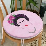 - RealHomes Yuvarlak Fermuarlı Minder - Realhomes  Pembe Zeminde Kahlo Frida Dijital Baskılı Yuvarlak Fermuarlı Sandalye Minderi Realhomes
