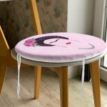 - RealHomes Yuvarlak Fermuarlı Minder - Realhomes  Pembe Zeminde Kahlo Frida Dijital Baskılı Yuvarlak Fermuarlı Sandalye Minderi Realhomes