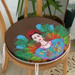 - RealHomes Yuvarlak Fermuarlı Minder - Realhomes  Kahverengi Zeminde Özel Tasarım Frida Kahlo Dijital Baskılı Yuvarlak Fermuarlı Sandalye Minderi Realhomes