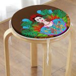 - RealHomes Yuvarlak Fermuarlı Minder - Realhomes  Kahverengi Zeminde Özel Tasarım Frida Kahlo Dijital Baskılı Yuvarlak Fermuarlı Sandalye Minderi Realhomes