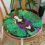 - RealHomes Yuvarlak Fermuarlı Minder - Realhomes  Tropik Yapraklar İçerisinde Frida Motifli Dijital Baskılı Yuvarlak Fermuarlı Sandalye Minderi Realhomes