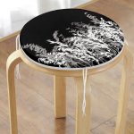 - RealHomes Yuvarlak Fermuarlı Minder - Realhomes  Siyah Zeminde Beyaz Ve Gri Çiçek Temalı Özel Tasarım Yuvarlak Fermuarlı Sandalye Minderi Realhomes