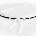 - RealHomes Yuvarlak Fermuarlı Minder - Realhomes  Siyah Zeminde Beyaz Ve Gri Çiçek Temalı Özel Tasarım Yuvarlak Fermuarlı Sandalye Minderi Realhomes