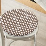 Kahve Zeminde Geometrik Kare Motifli Yuvarlak Fermuarlı Sandalye Minderi Realhomes