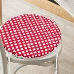 - RealHomes Yuvarlak Fermuarlı Minder - Realhomes  Kırmızı Zeminde Geometrik Kare Motifli Yuvarlak Fermuarlı Sandalye Minderi Realhomes