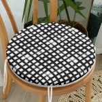 Siyah Zeminde Geometrik Kare Motifli Yuvarlak Fermuarlı Sandalye Minderi Realhomes