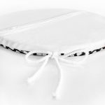 Siyah Zeminde Geometrik Kare Motifli Yuvarlak Fermuarlı Sandalye Minderi Realhomes