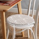 - RealHomes Yuvarlak Fermuarlı Minder - Realhomes Vizon Zeminde Geometrik Kare Motifli Yuvarlak Fermuarlı Sandalye Minderi Realhomes