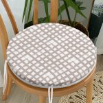 - RealHomes Yuvarlak Fermuarlı Minder - Realhomes Vizon Zeminde Geometrik Kare Motifli Yuvarlak Fermuarlı Sandalye Minderi Realhomes