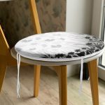 - RealHomes Yuvarlak Fermuarlı Minder - Realhomes  Realhomes Siyah Çiçekler Üzerinde Kelebek Motifli Özel Tasarım Yuvarlak Fermuarlı Sandalye Minderi Realhomes