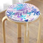 Beyaz Zeminde Renkli Ananas Yaprakları Desenli Dijital Baskılı Yuvarlak Fermuarlı Sandalye Minderi Realhomes