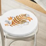 - RealHomes Yuvarlak Fermuarlı Minder - Realhomes Beyaz Mermer Zemin Üzerinde Sonbahar Kurumuş Yaprak Desenli Yuvarlak Fermuarlı Sandalye Minderi Realhomes