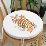 - RealHomes Yuvarlak Fermuarlı Minder - Realhomes Beyaz Mermer Zemin Üzerinde Sonbahar Kurumuş Yaprak Desenli Yuvarlak Fermuarlı Sandalye Minderi Realhomes