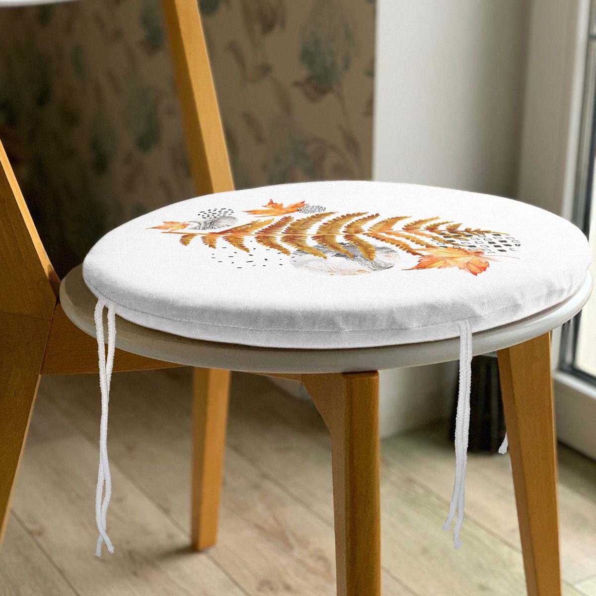 Beyaz Mermer Zemin Üzerinde Sonbahar Kurumuş Yaprak Desenli Yuvarlak Fermuarlı Sandalye Minderi Realhomes