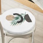 Beyaz Zemin Üzerinde Soyut Yaprak Çizimli Yuvarlak Fermuarlı Sandalye Minderi Realhomes