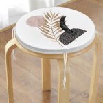 - RealHomes Yuvarlak Fermuarlı Minder - Realhomes Beyaz Zemin Üzerinde Gold Yaprak Motifli Yuvarlak Fermuarlı Sandalye Minderi Realhomes