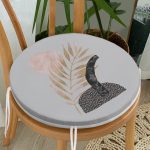 - RealHomes Yuvarlak Fermuarlı Minder - Realhomes  Gri Zeminde Gold Yaprak Motifli Yuvarlak Fermuarlı Sandalye Minderi Realhomes