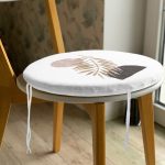 - RealHomes Yuvarlak Fermuarlı Minder - Realhomes Beyaz Zeminde Soyut Çizim Ay Ve Yaprak Motifli Yuvarlak Fermuarlı Sandalye Minderi Realhomes