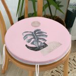 - RealHomes Yuvarlak Fermuarlı Minder - Realhomes Pembe Zeminde Tropik Yaprak Desen Dijital Baskılı Özel Tasarım Yuvarlak Fermuarlı Sandalye Minderi Realhomes