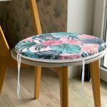 - RealHomes Yuvarlak Fermuarlı Minder - Realhomes Pembe Zeminde Canlı Tropik Yaprakları Dijital Baskılı Yuvarlak Fermuarlı Sandalye Minderi Realhomes