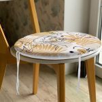 - RealHomes Yuvarlak Fermuarlı Minder - Realhomes Tropik Gold Yapraklar Üzerinde Antik Yunan Tanrısı Desenli Yuvarlak Fermuarlı Sandalye Minderi Realhomes