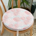 - RealHomes Yuvarlak Fermuarlı Minder - Realhomes  Renkli Zemin Üzerinde Tropikal Pembe Beyaz Yaprak Desenli Yuvarlak Fermuarlı Sandalye Minderi Realhomes