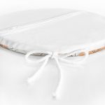 - RealHomes Yuvarlak Fermuarlı Minder - Realhomes  Realhomes Kırmızı Ve Turuncu Puantiyeli Zeminde Karakalem Çiçek Motifli Modern Yuvarlak Fermuarlı Sandalye Minderi Realhomes