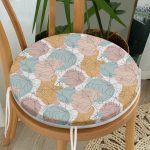 - RealHomes Yuvarlak Fermuarlı Minder - Realhomes Mavi Ve Kahverengi Puantiye Zeminli Karakalem Çizim Çiçek Motifli Yuvarlak Fermuarlı Sandalye Minderi Realhomes