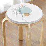 - RealHomes Yuvarlak Fermuarlı Minder - Realhomes  Beyaz Zeminde İnce Yaprak Desenli Yuvarlak Fermuarlı Sandalye Minderi Realhomes