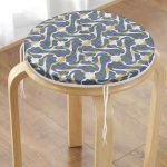 - RealHomes Yuvarlak Fermuarlı Minder - Realhomes  Gri Zemin Üzerinde Kahverengi Kot Çizgili Yuvarlak Fermuarlı Sandalye Minderi Realhomes