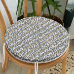 - RealHomes Yuvarlak Fermuarlı Minder - Realhomes Gri Zemin Üzerinde Lacivert Yazı Motifli Yuvarlak Fermuarlı Sandalye Minderi Realhomes