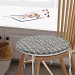 - RealHomes Yuvarlak Fermuarlı Minder - Realhomes Gri Zemin Üzerinde Lacivert Yazı Motifli Yuvarlak Fermuarlı Sandalye Minderi Realhomes