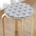 - RealHomes Yuvarlak Fermuarlı Minder - Realhomes Gri Zeminde Geometrik Çiçek Motifli Yuvarlak Fermuarlı Sandalye Minderi Realhomes