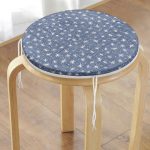 - RealHomes Yuvarlak Fermuarlı Minder - Realhomes Lacivert Kot Zemin Üzerinde Yıldız Motifli Yuvarlak Fermuarlı Sandalye Minderi Realhomes