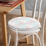 - RealHomes Yuvarlak Fermuarlı Minder - Realhomes  Gökyüzü Zemin Üzerinde Beyaz Ve Pembe Yaprak Tasarımlı Yuvarlak Fermuarlı Sandalye Minderi Realhomes