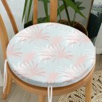 - RealHomes Yuvarlak Fermuarlı Minder - Realhomes  Gökyüzü Zemin Üzerinde Beyaz Ve Pembe Yaprak Tasarımlı Yuvarlak Fermuarlı Sandalye Minderi Realhomes
